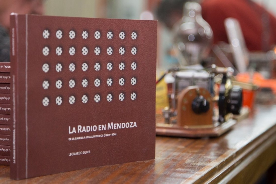 imagen "La radio en Mendoza. De la galena a los auditorios" se presenta en la Feria del Libro de Buenos Aires