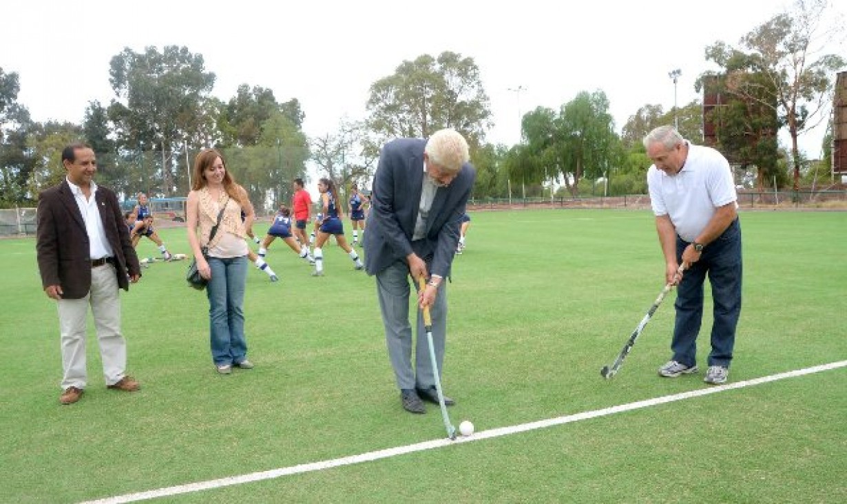 imagen El Hockey de la "U" ya tiene cancha de césped sintético