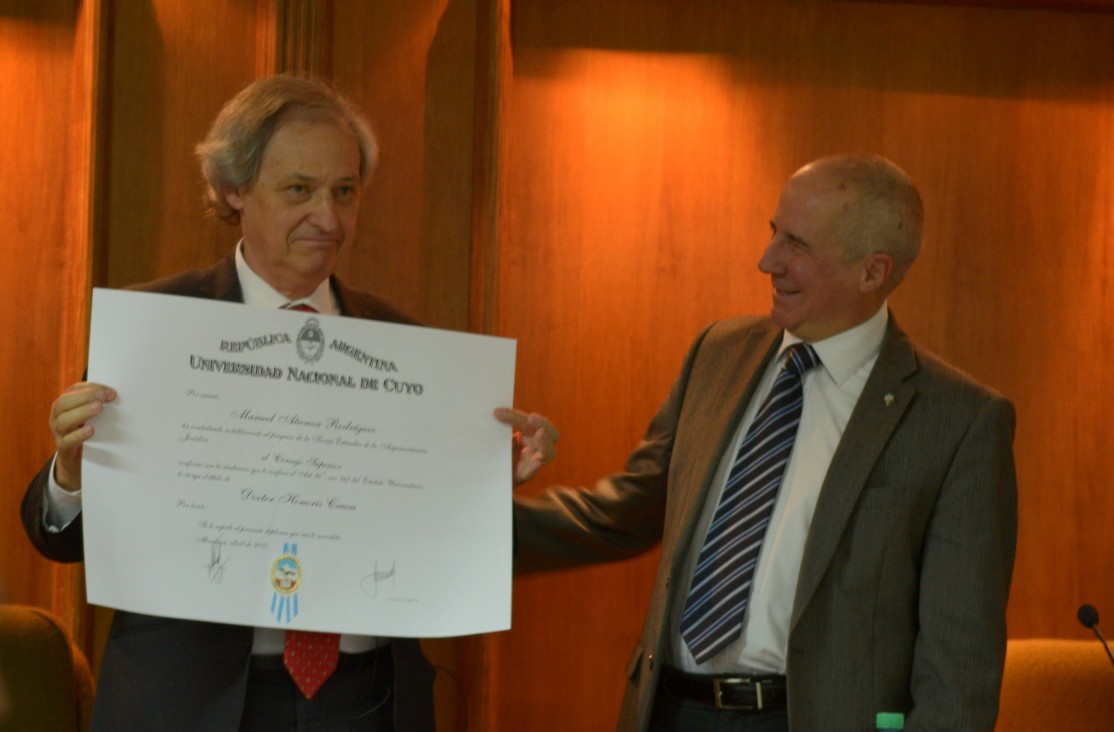 imagen Honoris Causa para Atienza por sus aportes a la Filosofía del Derecho