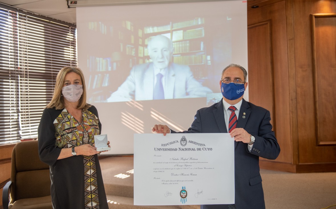 imagen Distinguieron con Doctorado Honoris Causa a Natalio Botana