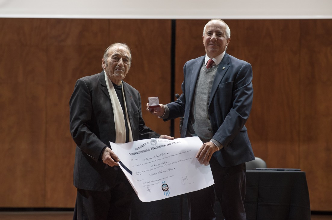 imagen El pianista Miguel Ángel Estrella recibió el Honoris Causa de la UNCUYO