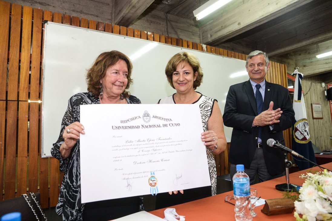 imagen Analista institucional en educación, nueva Doctora Honoris Causa