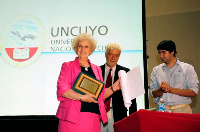 imagen Estela de Carlotto recibió su noveno Doctorado Honoris Causa en la UNCuyo