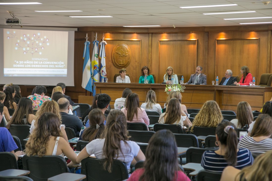 imagen Pusieron la lupa en la niñez y la adolescencia en tiempos de globalización