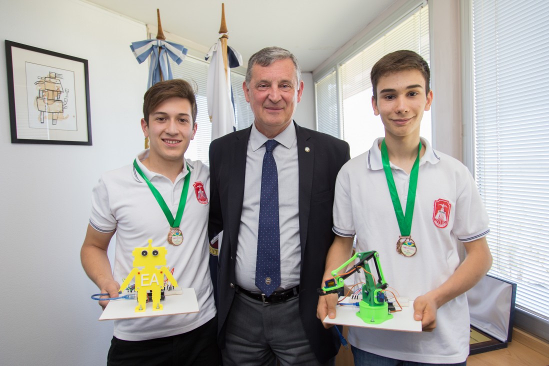 imagen Pizzi felicitó a estudiantes premiados en muestra de ciencia en Brasil