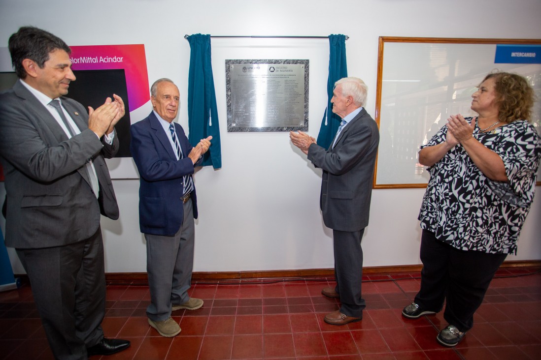 imagen Ingeniería reconoció con una placa a egresados recibidos en San Juan