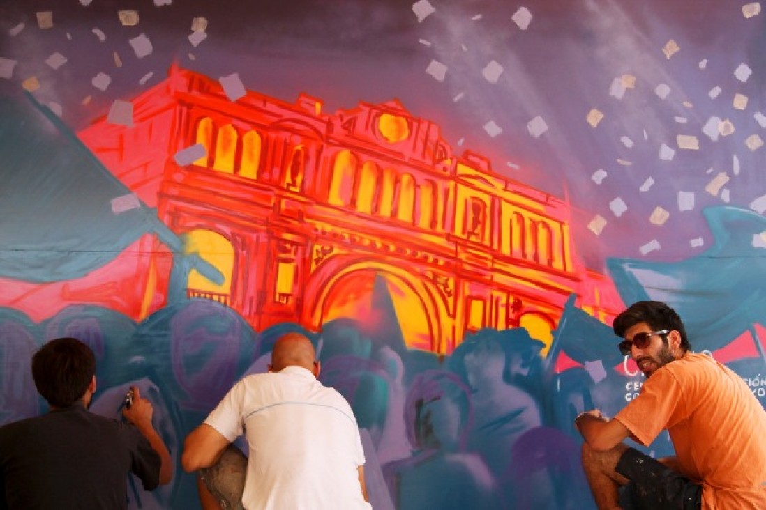 imagen Pintaron mural para evocar tres décadas de democracia ininterrumpida