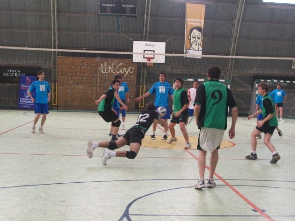 imagen Equipo masculino de vóley de la "U", subcampeón en Interuniversitarios