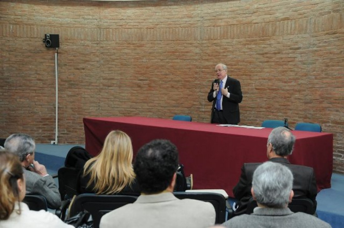 imagen Jaim Etcheverry "es una responsabilidad nuestra la educación de quien tengo enfrente" 