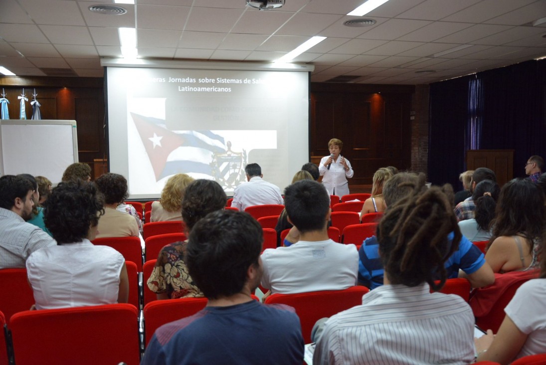 imagen Médica cubana disertó sobre el sistema de salud en su país