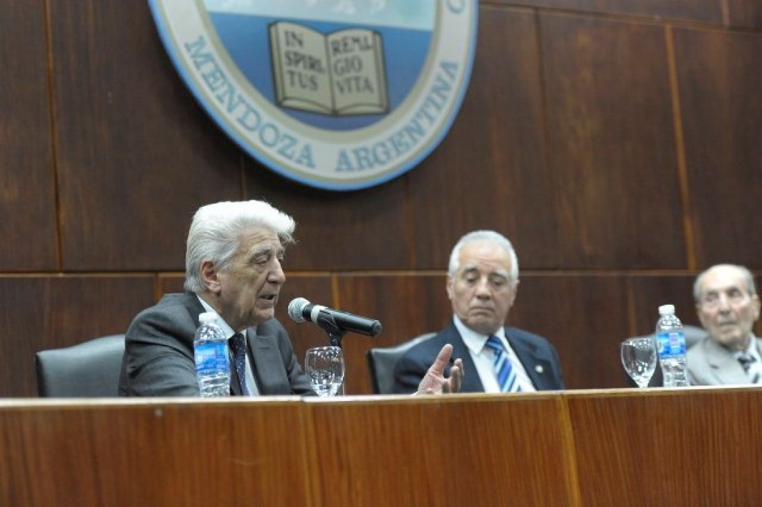 imagen Presentaron libro sobre examen clínico que enseña cómo tratar al paciente