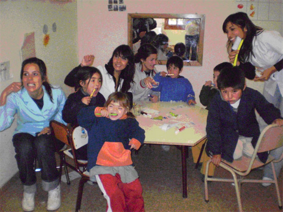 imagen Docentes y alumnos de Odontología distinguidos por su trabajo solidario