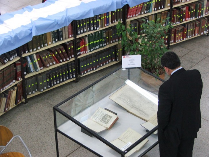 imagen Biblioteca Central celebró el Bicentenario exhibiendo libros del siglo XVIII y XIX
