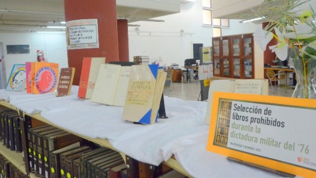 imagen Exponen en la Biblioteca Central libros y documentos prohibidos en la dictadura
