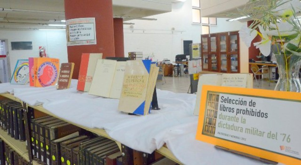 imagen Exponen en la Biblioteca Central libros y documentos prohibidos en la dictadura