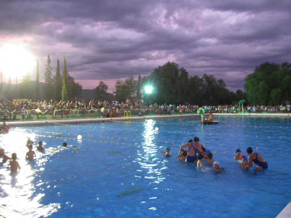 imagen Más de 500 niños en el cierre de temporada de pileta de la UNCuyo