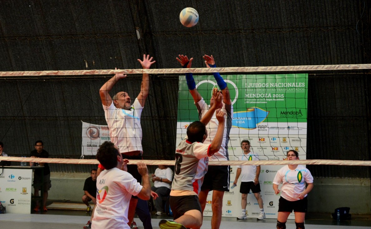 imagen Deportistas trasplantados compitieron en voley en la UNCuyo