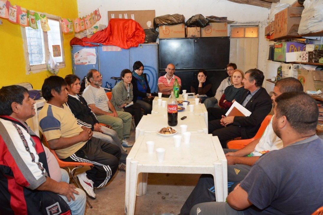 imagen Autoridades universitarias visitaron a los vecinos del Barrio Flores