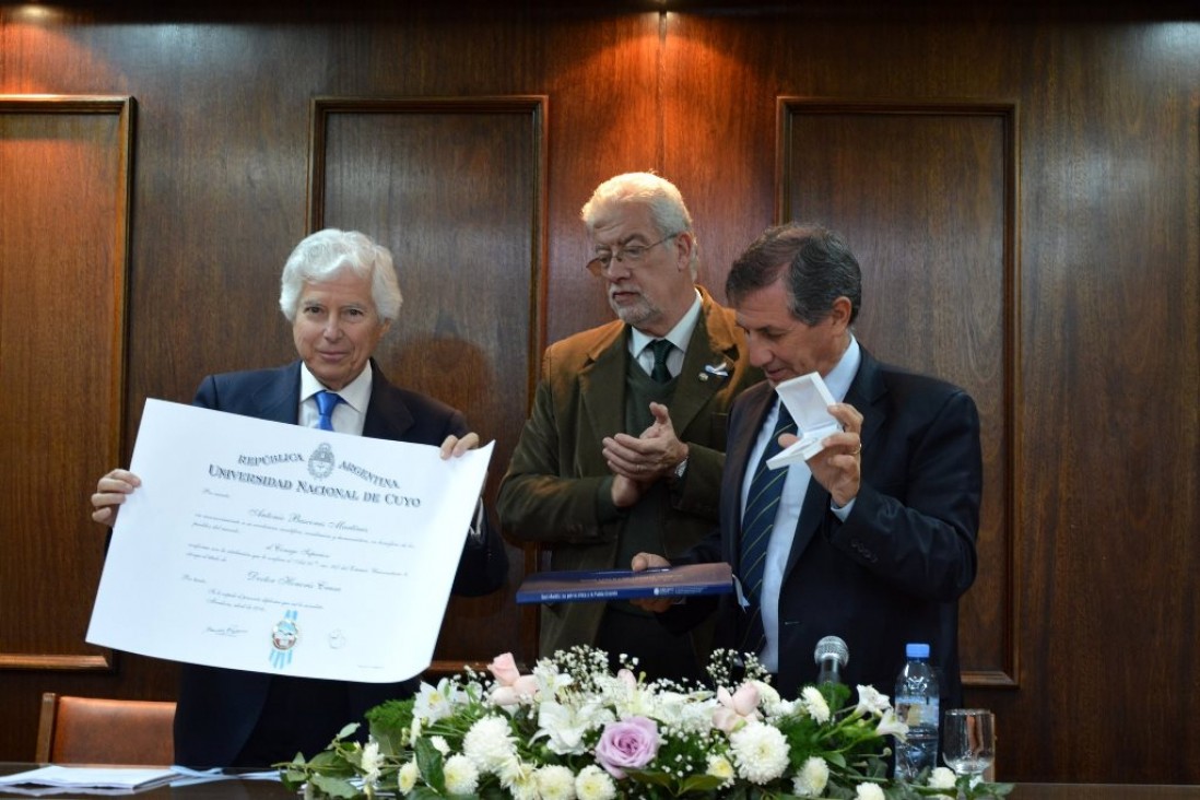 imagen Fundador de Dentistas sin Fronteras recibió Honoris Causa