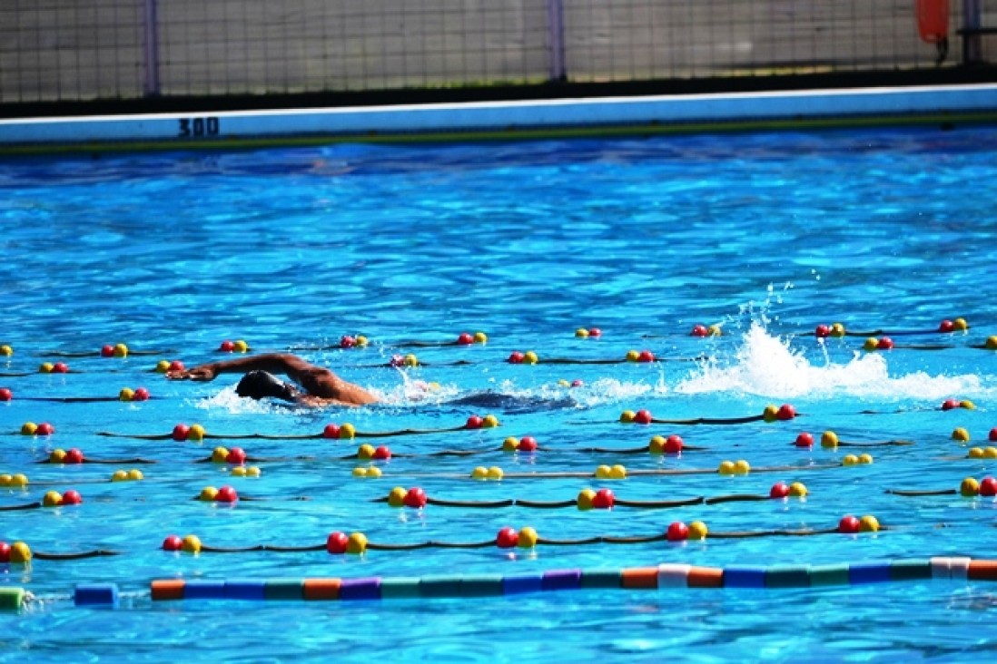 imagen Actividad deportiva y solidaria en la pileta de la Universidad