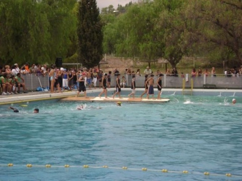 imagen Actividad deportiva y solidaria en la pileta de la UNCuyo