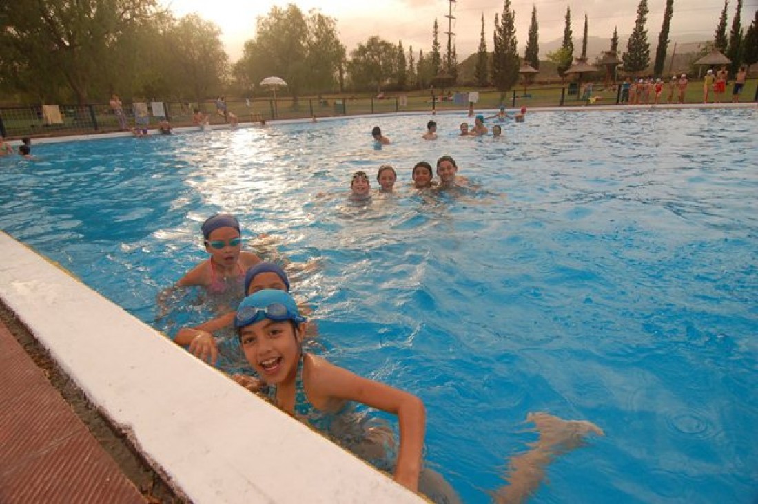 imagen Deportes despide el año con una fiesta en la pileta de la UNCuyo