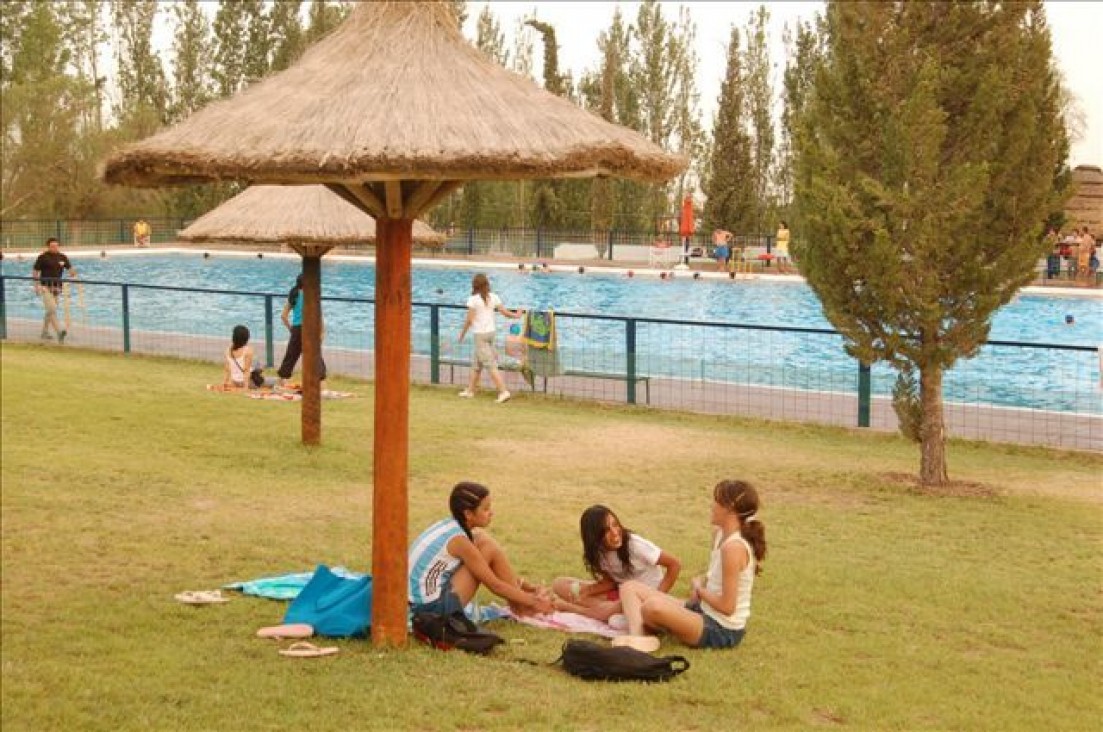 imagen Escuela de Verano muestra lo aprendido en natación