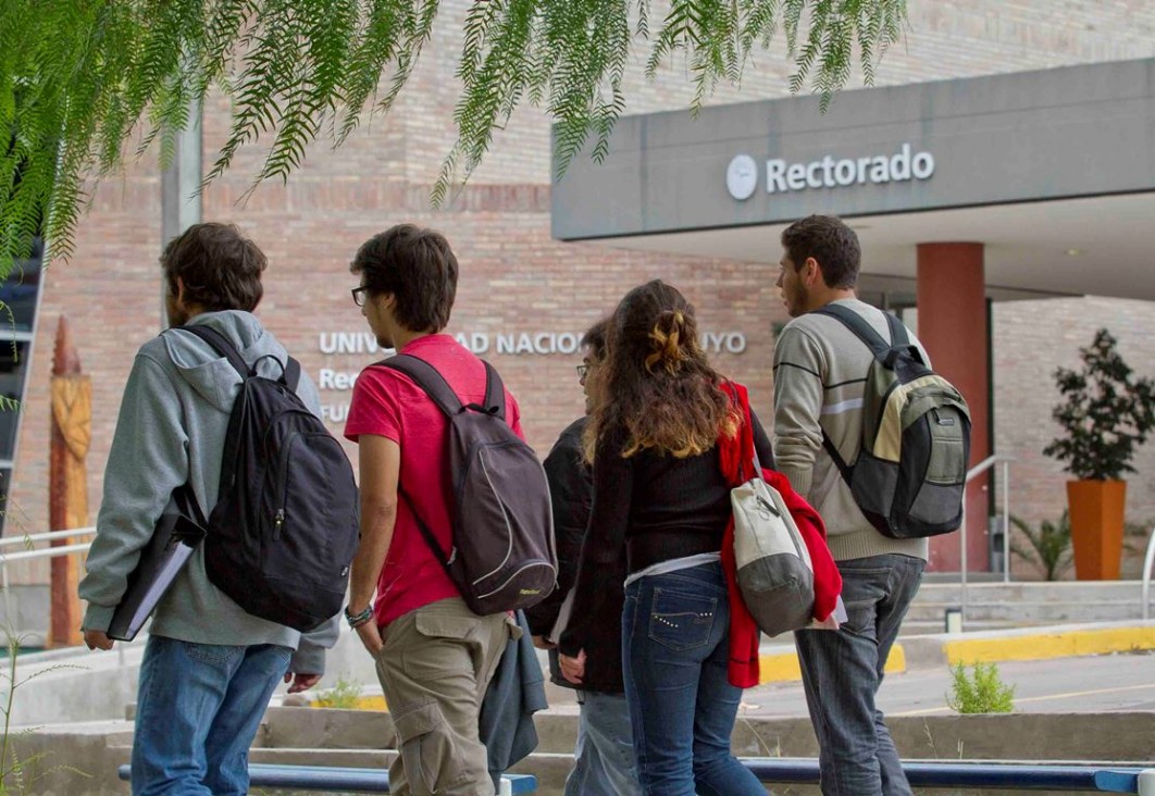 imagen La UNCUYO facilita la participación en la marcha "Ni una menos"