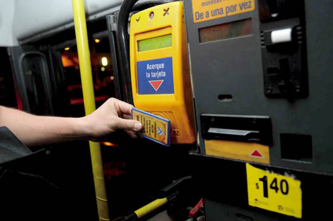 imagen Realizan carga de Red Bus en el Comedor Universitario