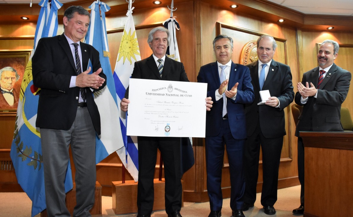 imagen Tabaré Vázquez flamante Doctor Honoris Causa de la UNCuyo