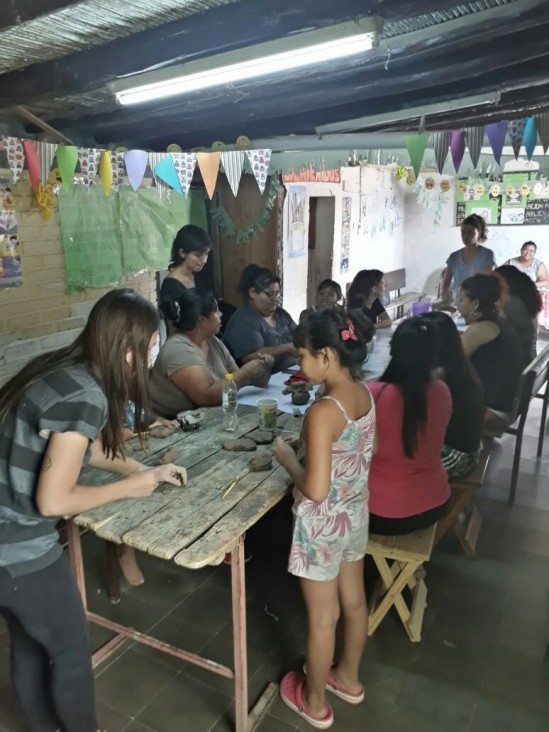 imagen Enseñan pintura y cerámica en el Barrio Flores Olivares