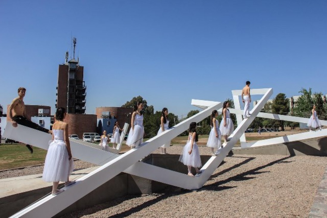 imagen Escultura y placas alusivas completan el paisaje de la Plaza del Bicentenario 