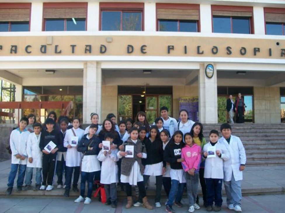 imagen Participación de los alumnos de la Esc. Segundo Correas de Medrano, Junín en el Congreso Nacional de Literatura Infantil y Juvenil de la FFyL