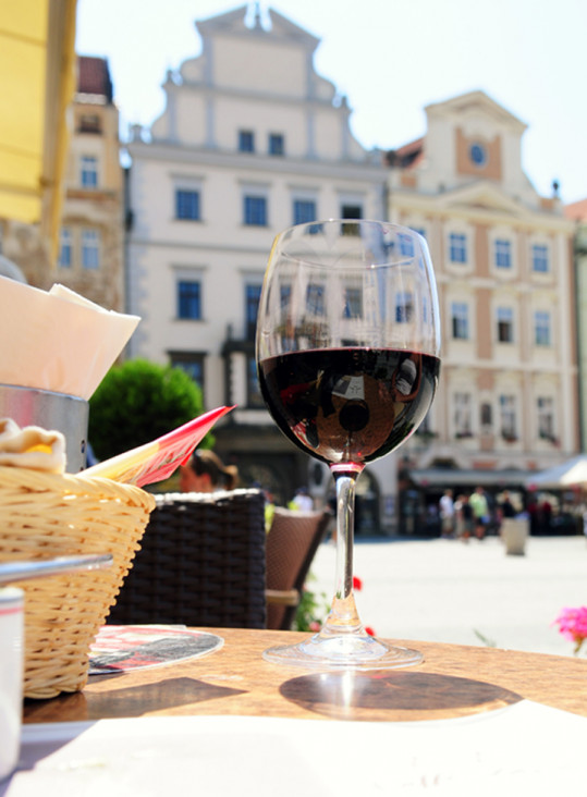 imagen LOS CAMBIOS EN LA POLÍTICA VITIVINÍCOLA DE LA UNIÓN EUROPEA QUE IMPACTAN EN EL NEGOCIO DEL VINO. Prof. Dr. Eugenio Pomarici