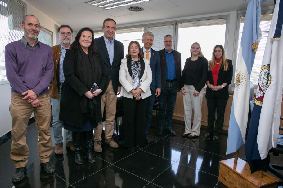 imagen De izquierda a derecha: Leandro Mastrantonio, Peter Thomas, Teresa Damiani, Gabriel Fidel, Esther Sánchez, Clemens Bulitta, Burkhard Berninger, Cornelia Eichinger y Soledad Mallar.