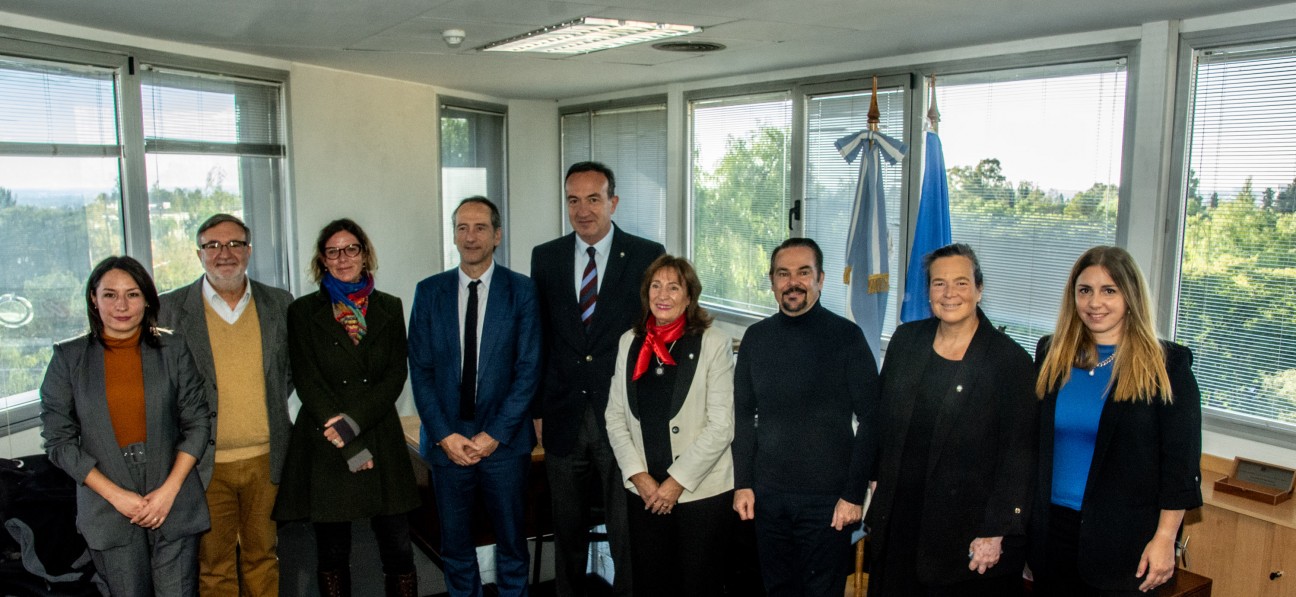 imagen La UNCUYO propuso al embajador de Francia la creación de un centro de investigación en bio y nanotecnología