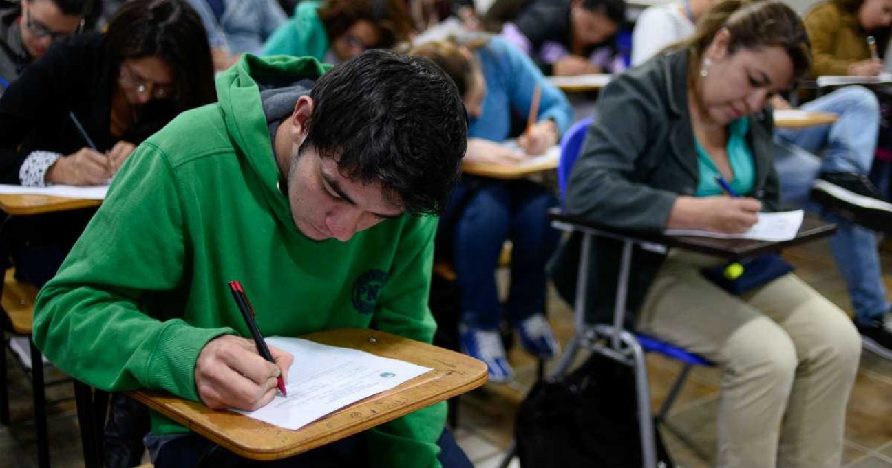 imagen Becas de estudio en Brasil para estudiantes de  Administración de empresas y diseño gráfico ó industrial 