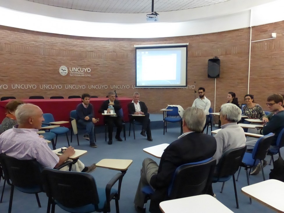 imagen Encuentro de investigadores mendocinos con el Ingeniero francés Thierry Maré en el CICUNC