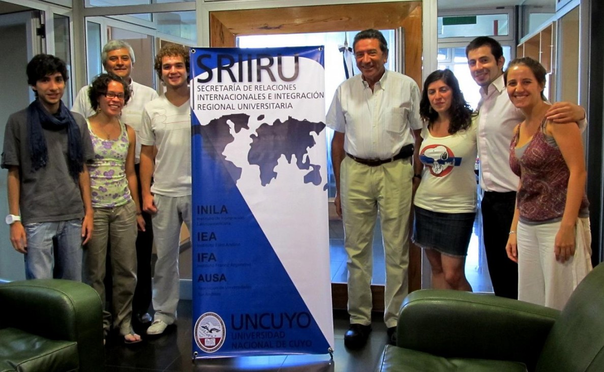 imagen Reunión con estudiantes seleccionados que viajarán a Brasil y Bolivia