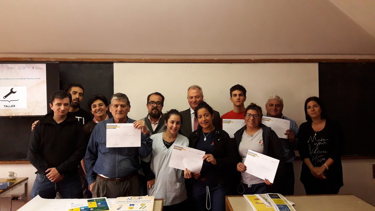 imagen Capacitaron en Gestión de Residuos a maestranzas de la Facultad de Filosofía y Letras