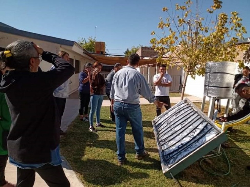 imagen Realizaron una capacitación sobre calefones y hornos solares en Godoy Cruz