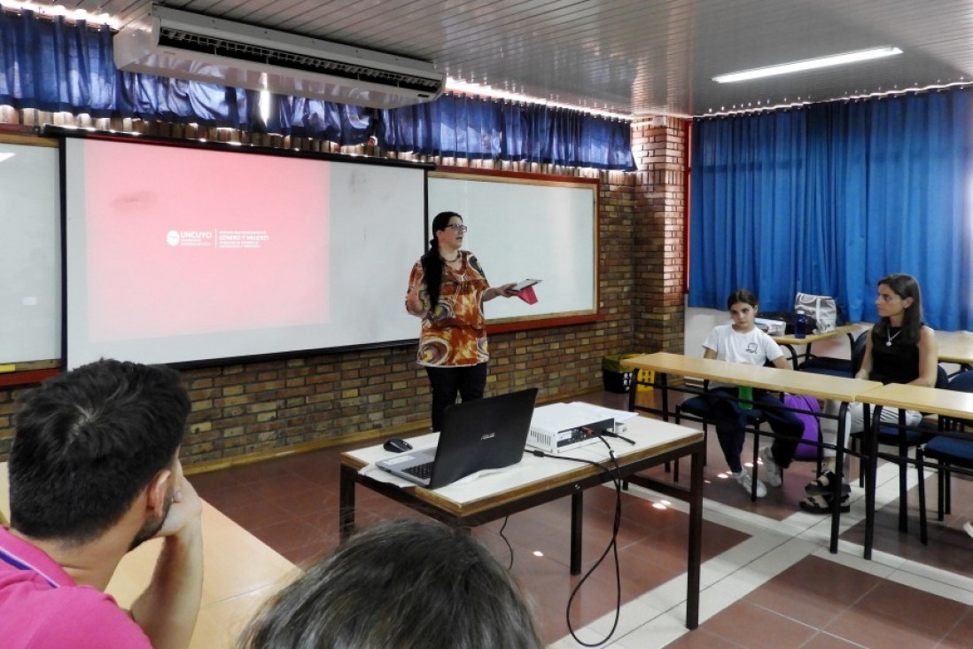 imagen Debatieron sobre derecho laboral desde una perspectiva de género en la Facultad de Ingeniería