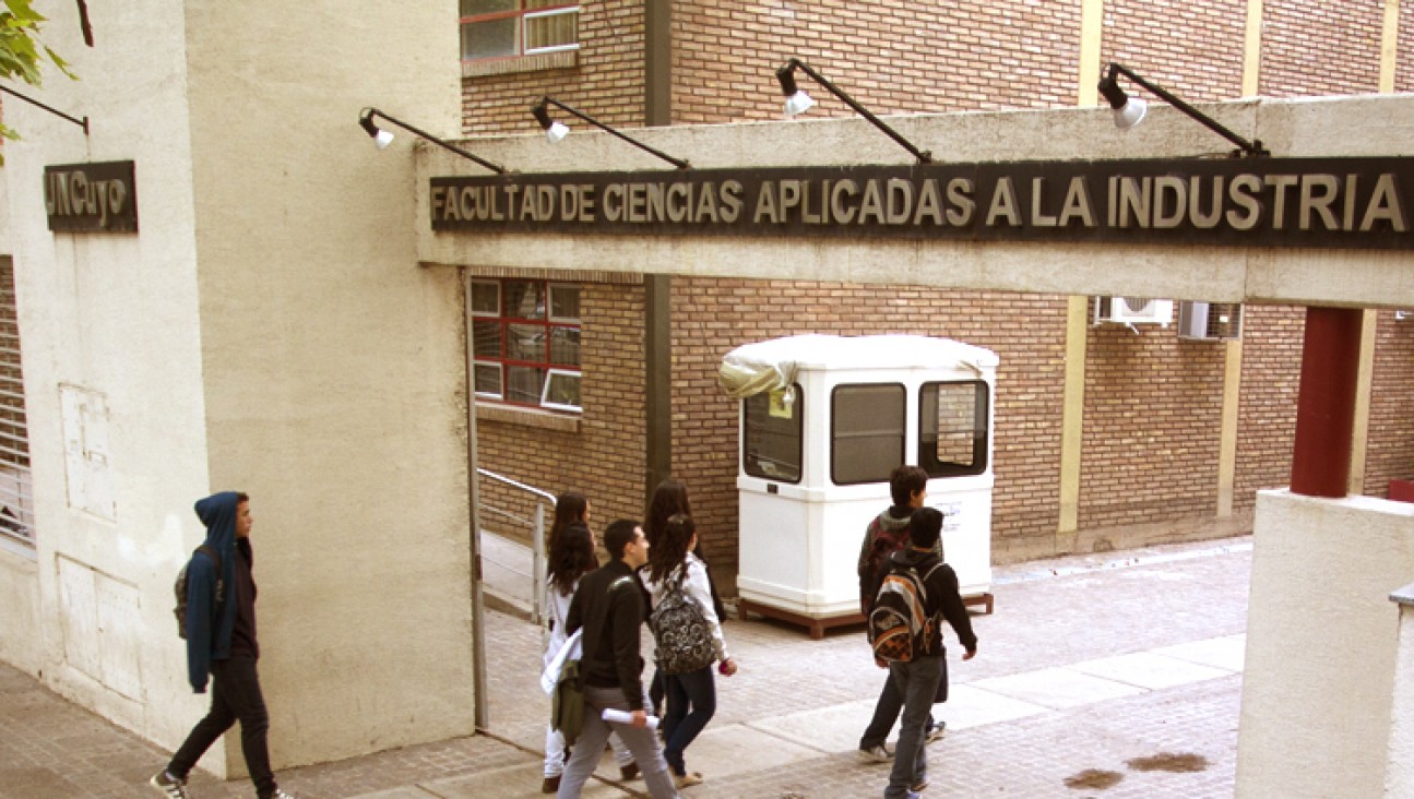 imagen Jornada de trabajo en la Facultad de Ciencias Aplicadas a la Industria de San Rafael