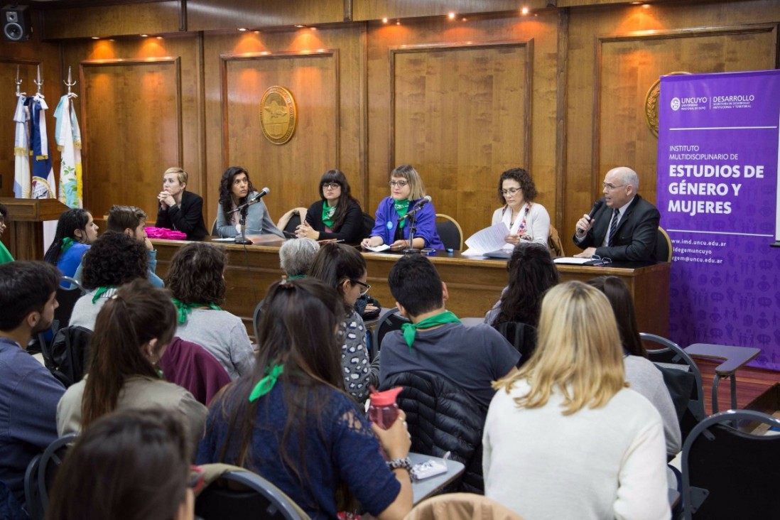 imagen Especialistas analizaron la despenalización del aborto